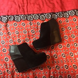 Black Aldo chunky wedge booties size:8.5